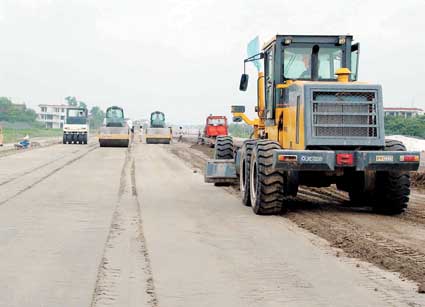 鹽通高速公路路面施工進入尾聲，區域交通新動脈即將全面貫通